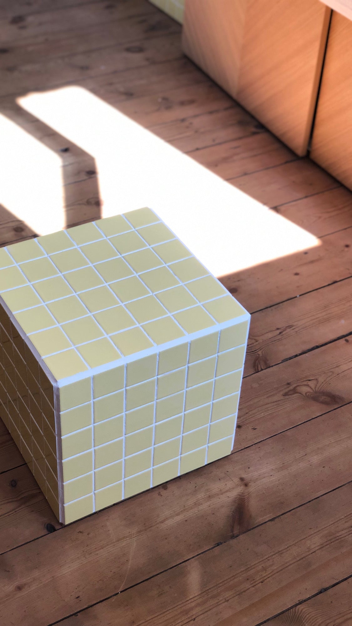 Cube table d'appoint en carreaux de céramique jaune 